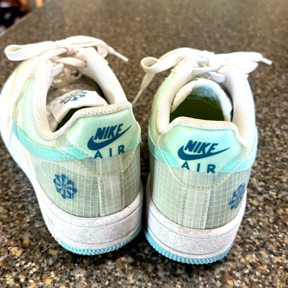EUC Nike Air Force youth 5.5 or women’s 6.5 or 7